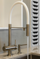 Смеситель для кухни OMOIKIRI Kanto BN-WH с подключением фильтра и гибким изливом / нержавеющая сталь / белый шланг