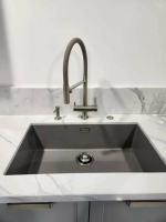 Смеситель для кухни OMOIKIRI Kanto BN-WH с подключением фильтра и гибким изливом / нержавеющая сталь / белый шланг