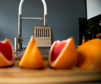 Смеситель для кухни OMOIKIRI Kanto BN-WH с подключением фильтра и гибким изливом / нержавеющая сталь / белый шланг