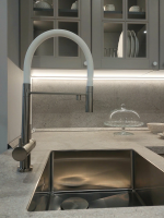 Смеситель для кухни OMOIKIRI Kanto BN-WH с подключением фильтра и гибким изливом / нержавеющая сталь / белый шланг