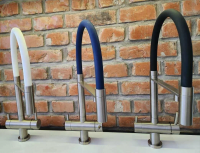 Смеситель для кухни OMOIKIRI Kanto BN-WH с подключением фильтра и гибким изливом / нержавеющая сталь / белый шланг