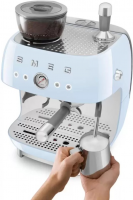 Кофеварка рожковая с встроенной кофемолкой Smeg EGF03PBEU, голубой