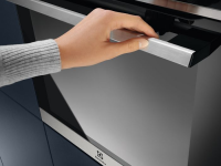 Электрический духовой шкаф Electrolux EOC9P31WX черный/серебристый