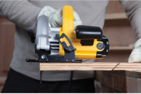 Циркулярная пила DeWalt DWE560-QS, 1350Вт (ручная)