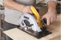 Циркулярная пила DeWalt DWE560K, 1350Вт (ручная) (6687415)